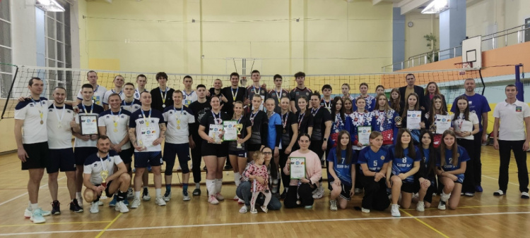 Финальный матч ежегодного волейбольного турнира на приз профсоюзной организации "Приборостроительного завода".