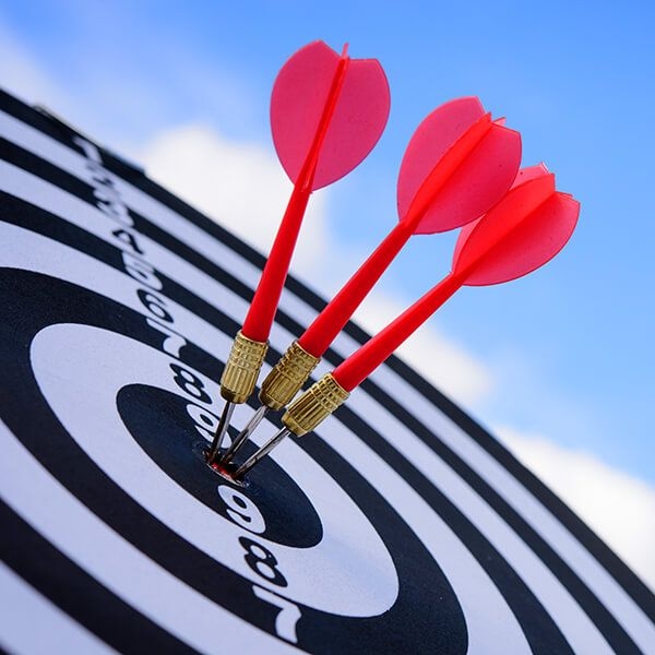 Турнир по спортивной игре дартс среди мужчин.